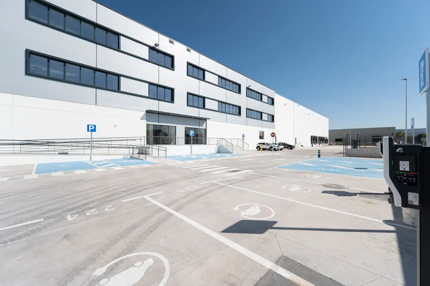 Außenansicht von Fabrikhallen zur Miete in Azuqueca de Henares