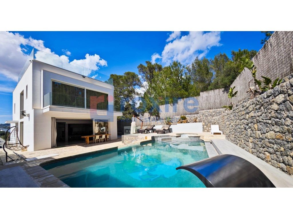 Vista exterior de Casa o xalet en venda en Santa Eulària des Riu amb Aire condicionat, Jardí privat i Terrassa