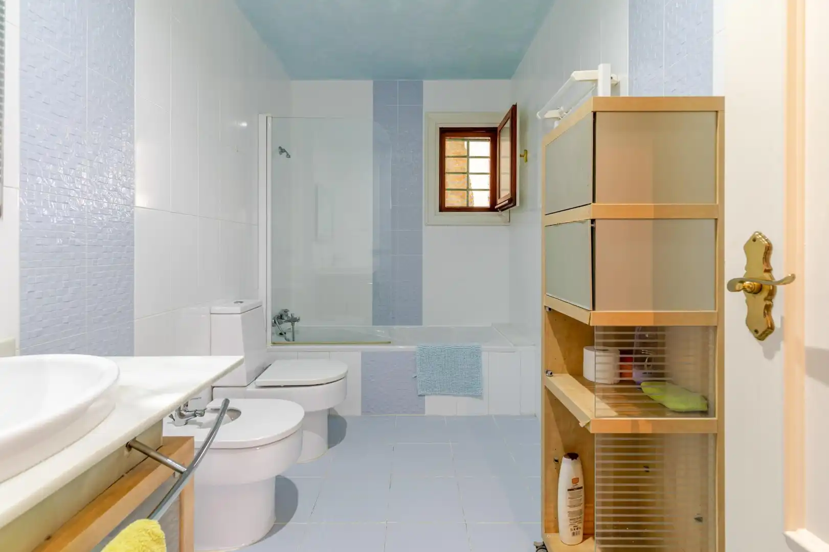 Bathroom of Houses for sale in L'Eliana  with Air Conditioner, Heating and Private garden