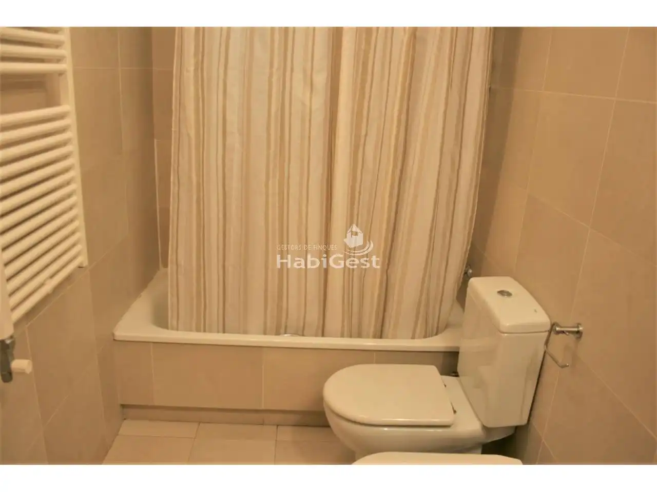 Badezimmer von Wohnung zum Verkauf in Girona mit Heizung, Möbliert und Balkon