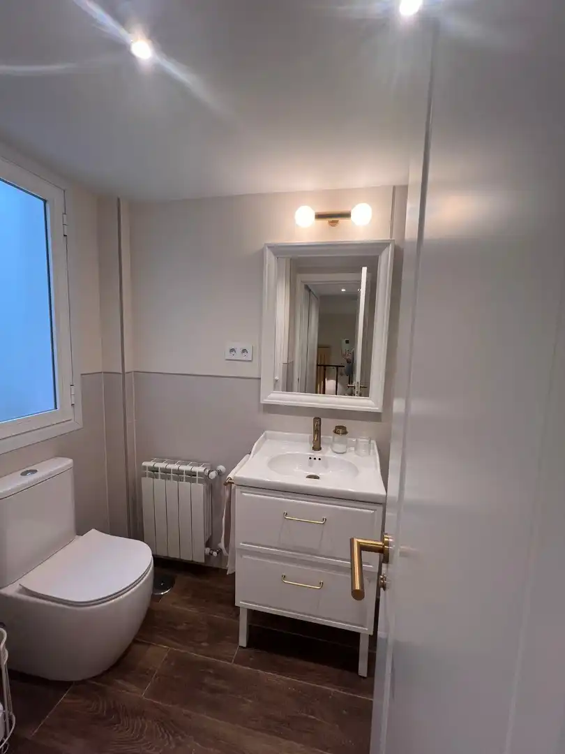 Badezimmer von Maisonette zur Miete in Madrid mit Klimaanlage, Heizung und Parkett
