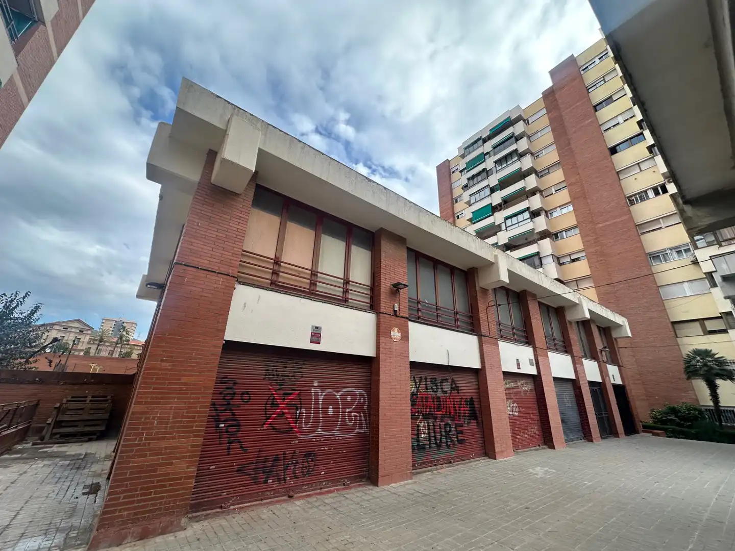Vista exterior de Edificio en venta en Barcelona con Alarma