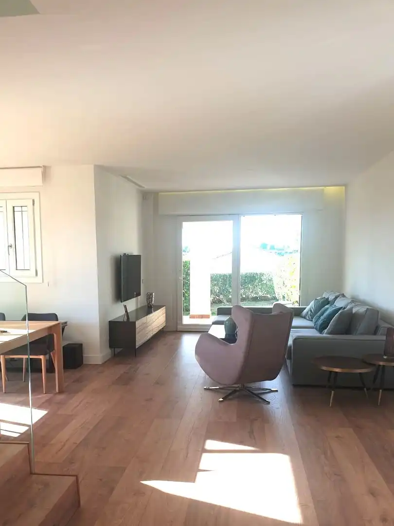 Sala d'estar de Casa adosada de lloguer en Sotogrande amb Aire condicionat, Jardí privat i Piscina