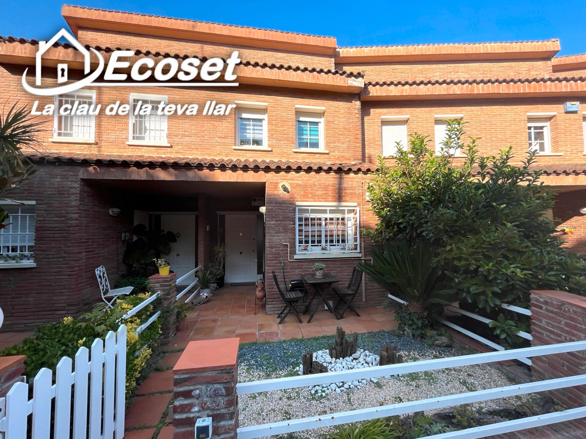 Vista exterior de Casa adosada en venta en Vallirana con Aire acondicionado, Calefacción y Jardín privado