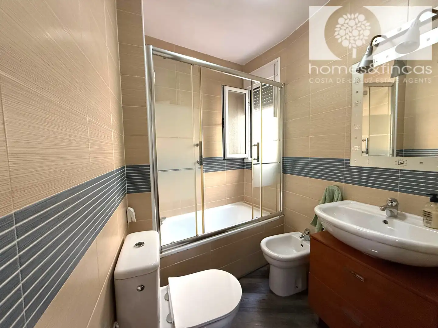 Badezimmer von Wohnung zum Verkauf in Ayamonte mit Klimaanlage und Balkon