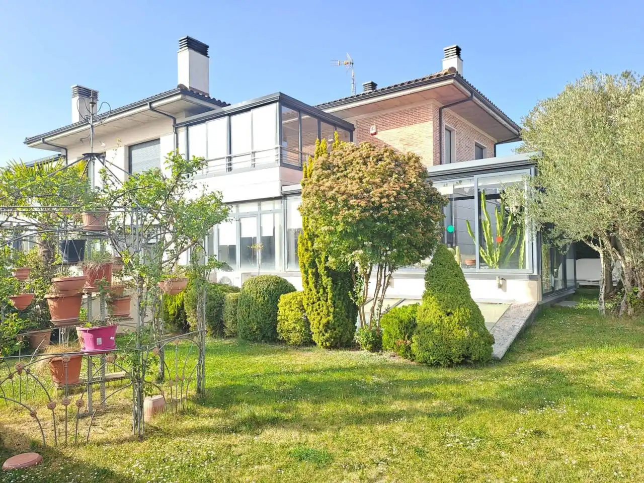 Vista exterior de Casa adosada en venda en Castrillo del Val amb Calefacció, Jardí privat i Parquet