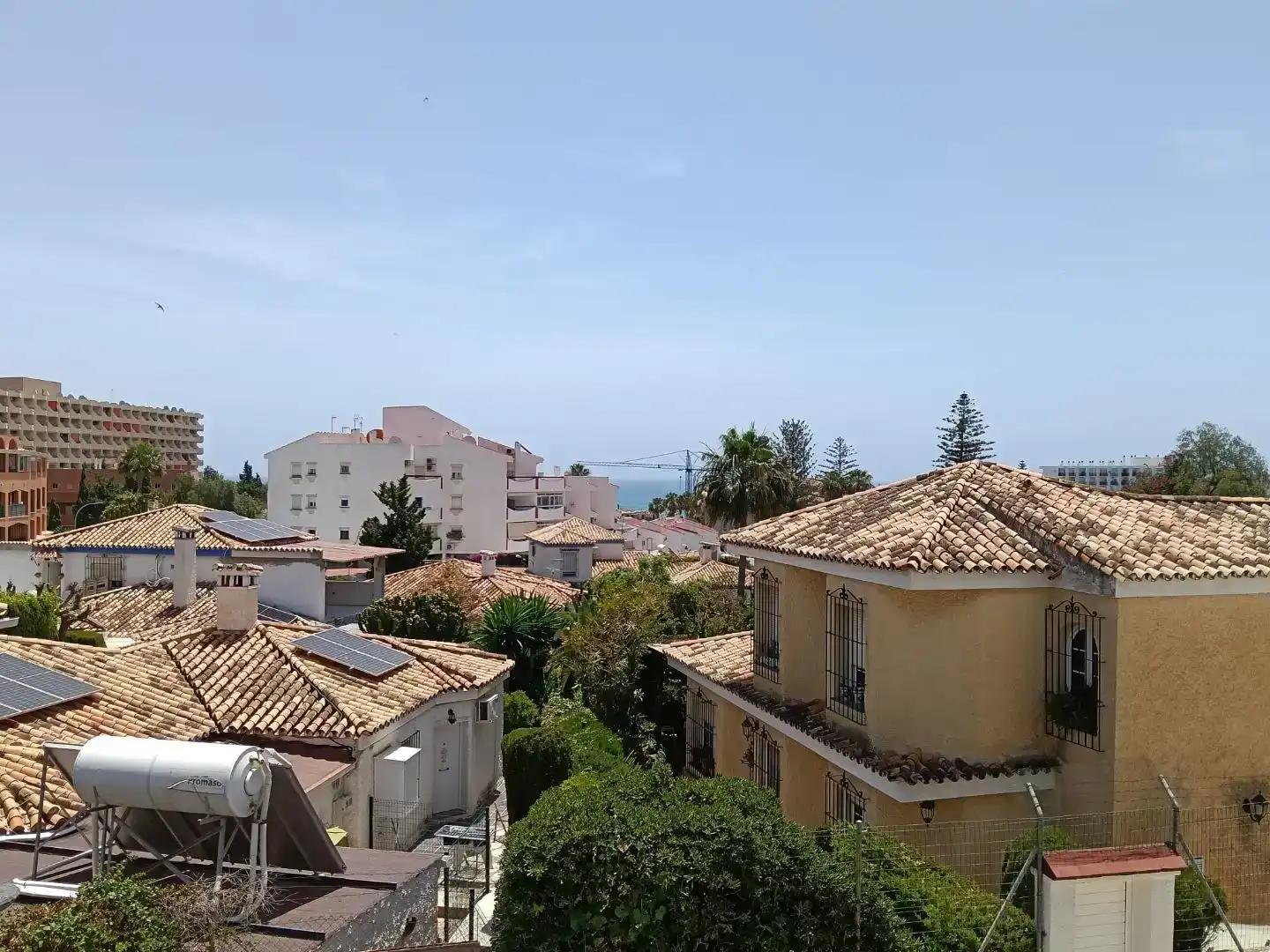 Vista exterior de Casa adosada en venda en Torremolinos amb Balcó