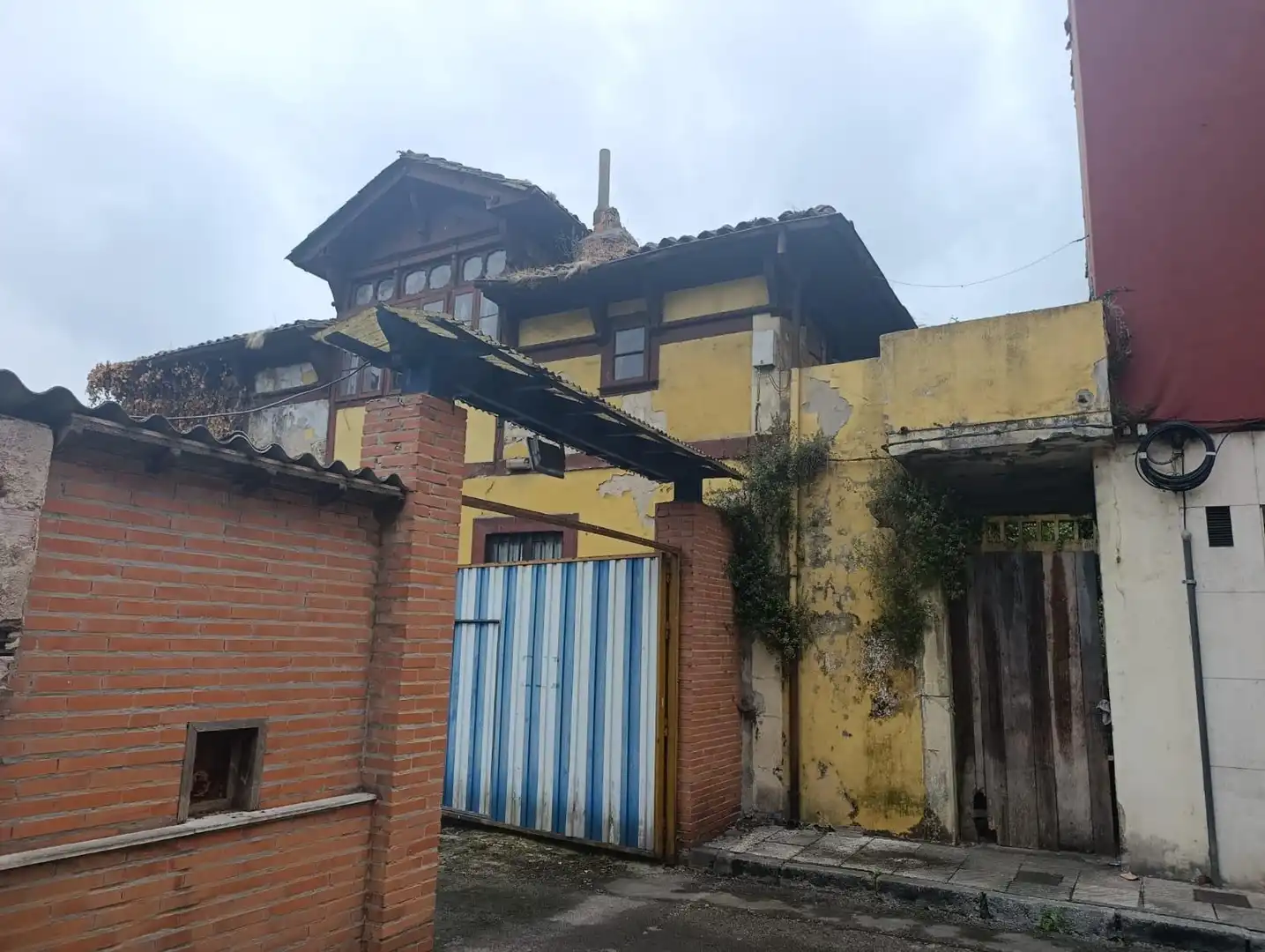Vista exterior de Edifici en venda en Oviedo 