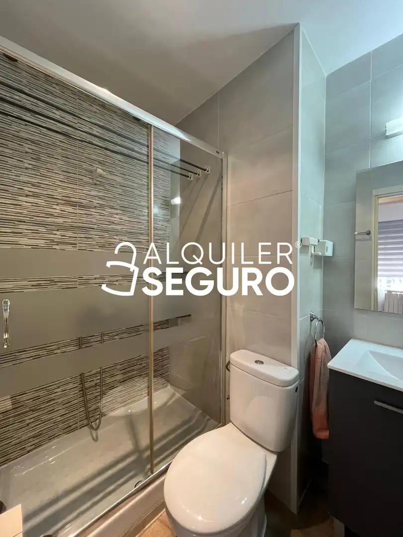 Bathroom of Flat for rent in Madrid  with Heating and Furnished