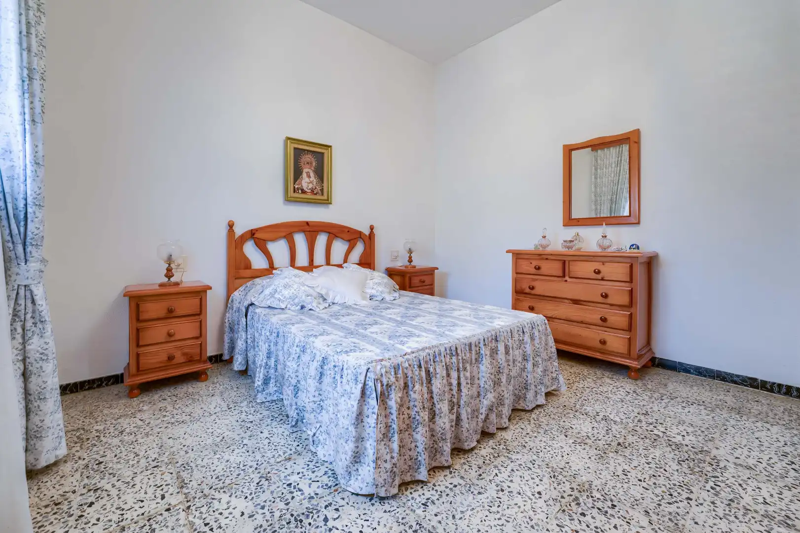 Dormitori de Casa o xalet en venda en Carmona amb Jardí privat, Terrassa i Piscina