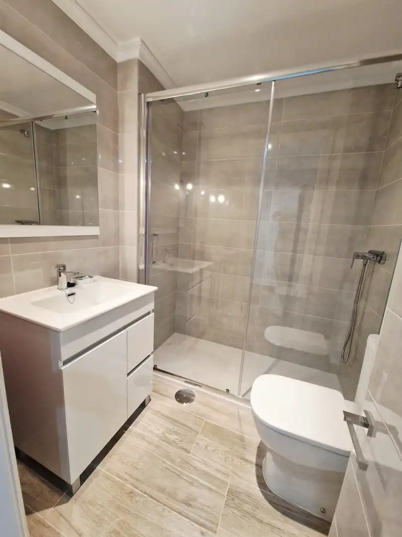 Badezimmer von Wohnung zur Miete in Castrillón mit Heizung und Parkett