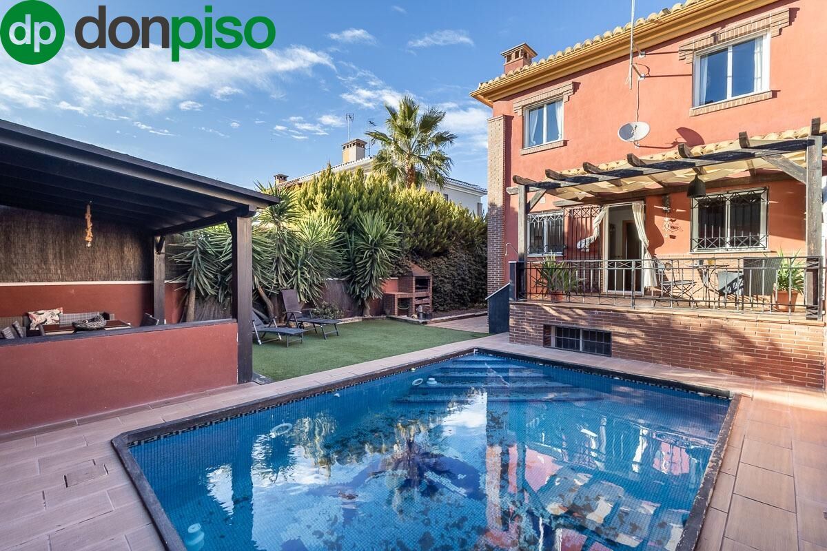 Piscina de Casa adosada en venda en Alhendín amb Aire condicionat, Jardí privat i Terrassa