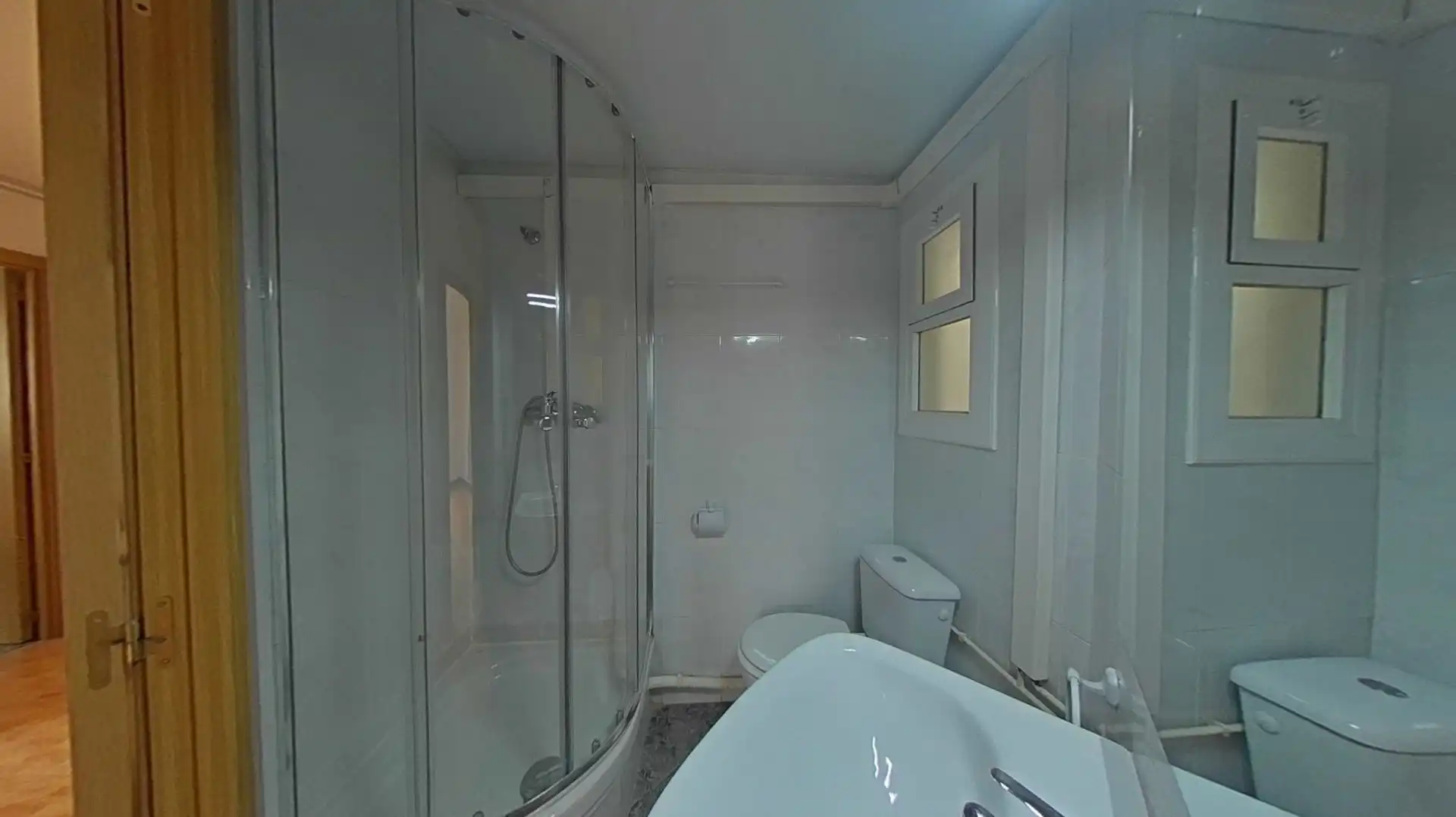 Bathroom of Flat for sale in Terrassa  with Heating
