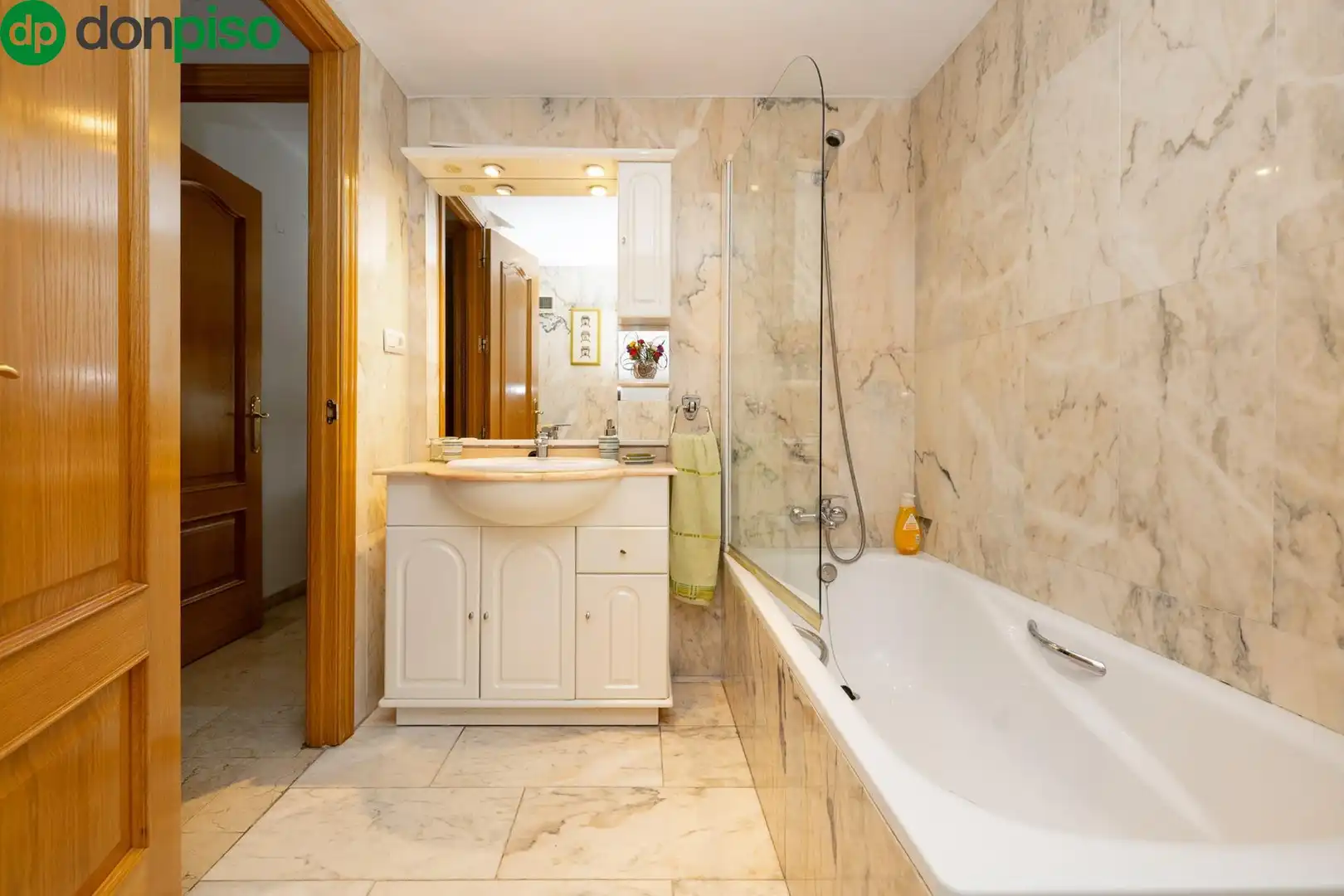Bathroom of Flat for sale in Granada  with Air Conditioner, Heating and Terrace