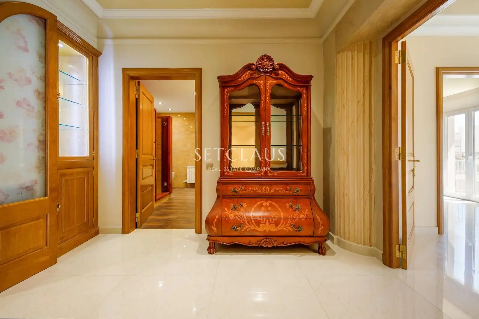 Flat for sale in Barcelona  with Air Conditioner and Alarm