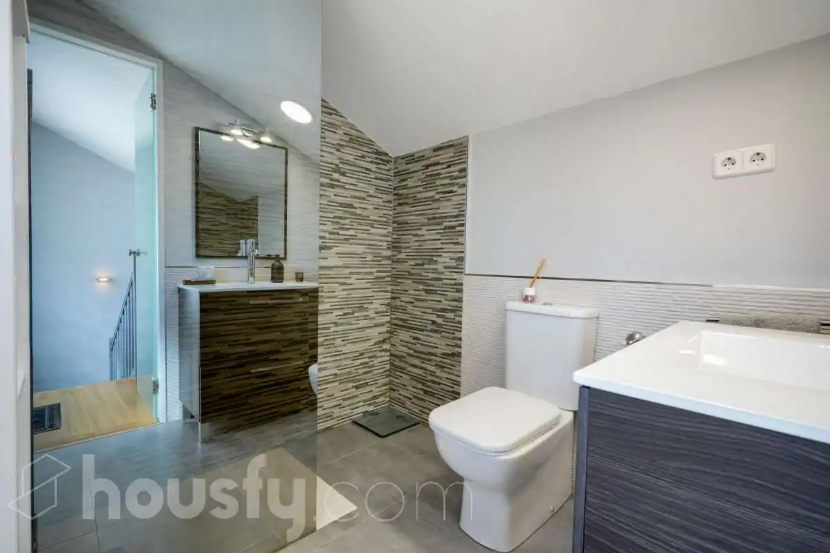 Baño de Casa adosada en venta en Madrid con Aire acondicionado, Calefacción y Jardín privado