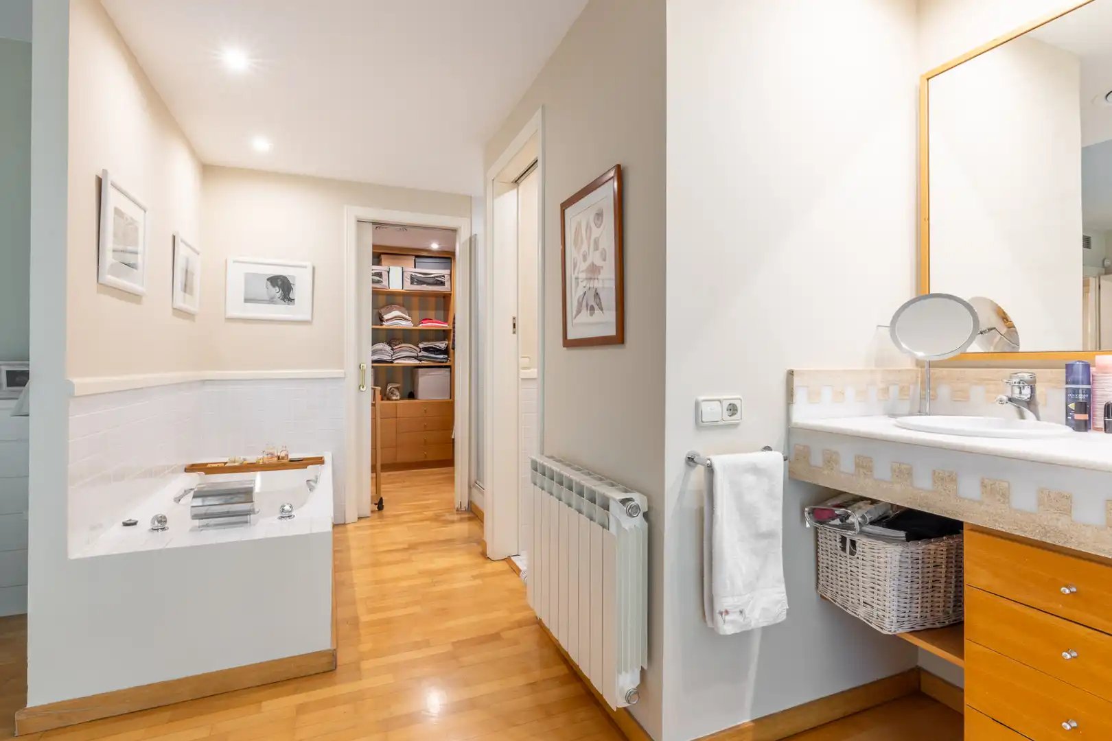 Badezimmer von Erdgeschoss zum Verkauf in Sant Cugat del Vallès mit Klimaanlage, Heizung und Privatgarten