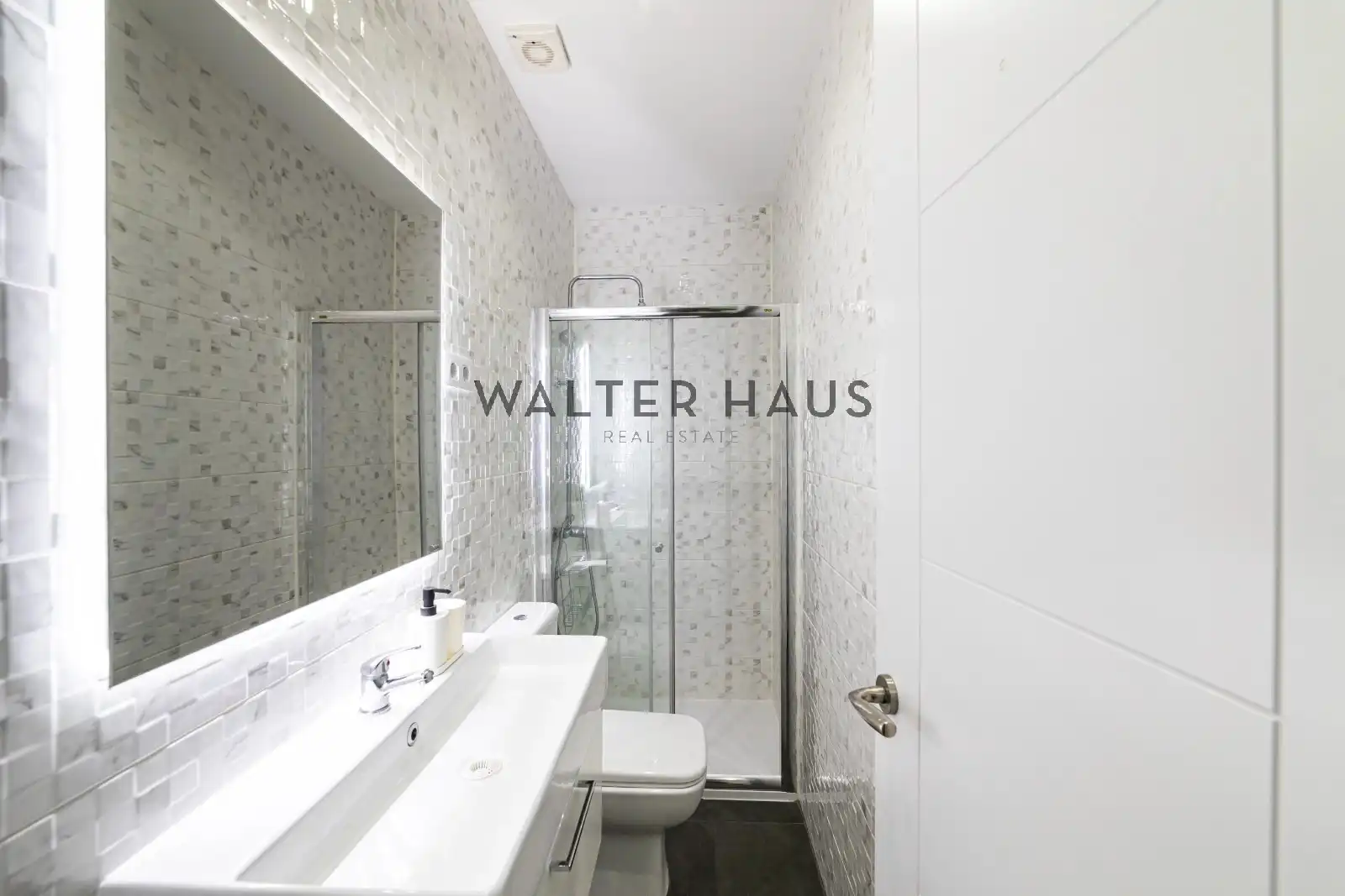 Bathroom of Flat for sale in Madrid  with Air Conditioner, Furnished and Oven