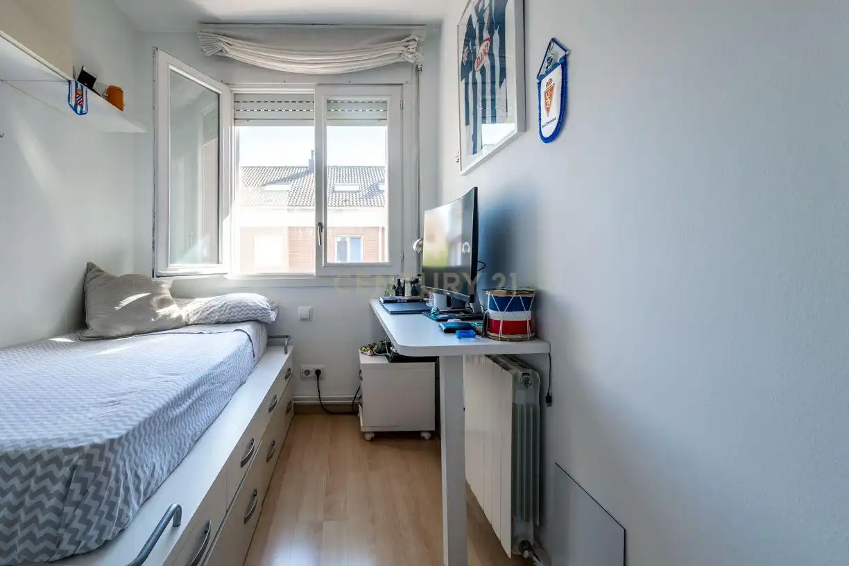 Schlafzimmer von Einfamilien-Reihenhaus zum Verkauf in Sant Joan Despí mit Klimaanlage und Balkon