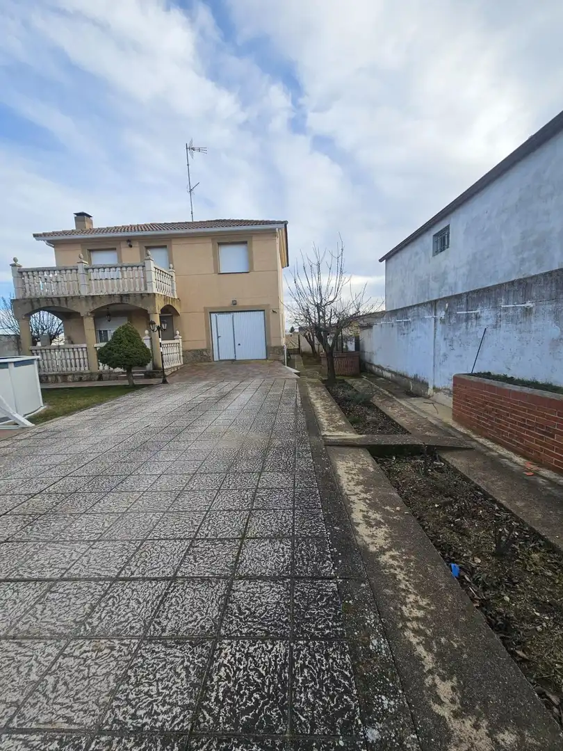 Vista exterior de Casa o chalet en venta en Calvarrasa de Abajo con Aire acondicionado, Calefacción y Jardín privado