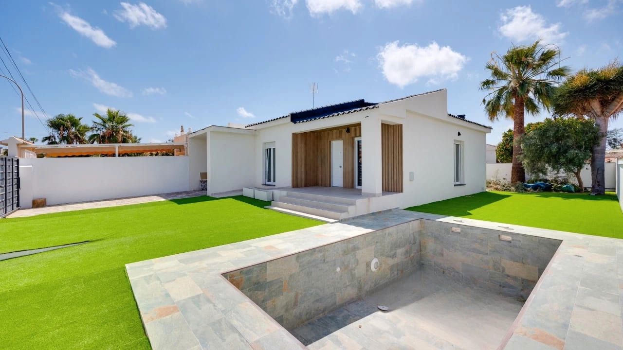 Exterior view of House or chalet for sale in Torrevieja  with Air Conditioner, Heating and Private garden