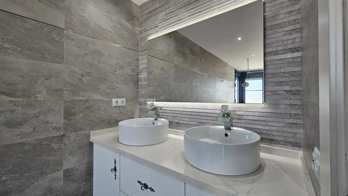 Badezimmer von Wohnungen zum Verkauf in La Alcaidesa mit Klimaanlage, Heizung und Terrasse