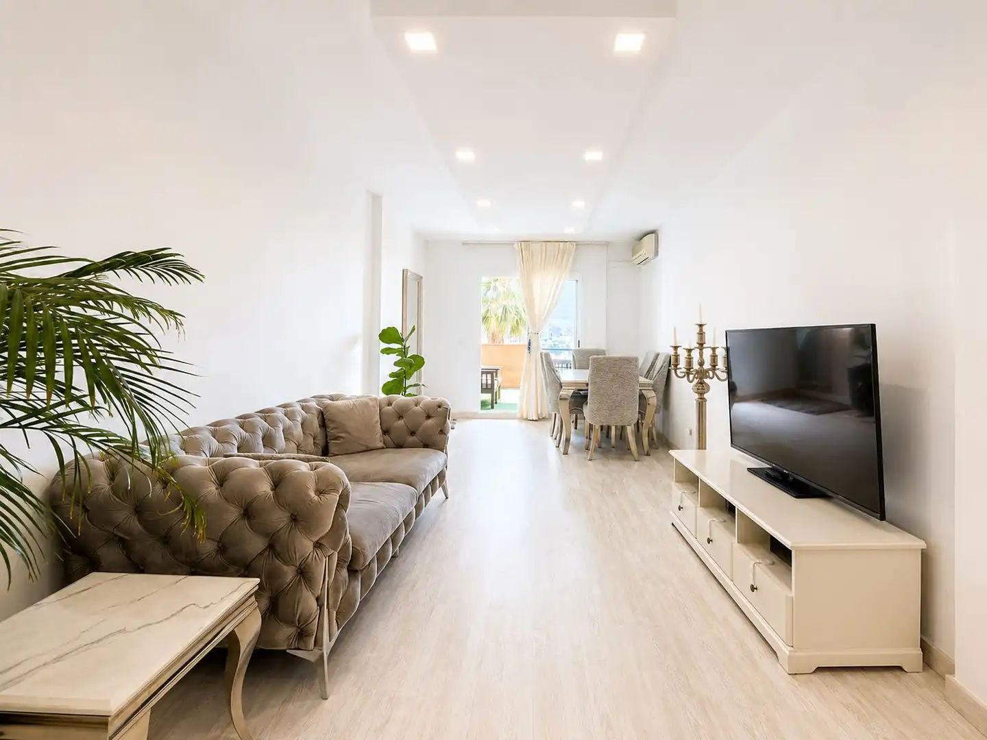 Sala d'estar de Apartament en venda en Benalmádena amb Jardí privat i Piscina comunitària