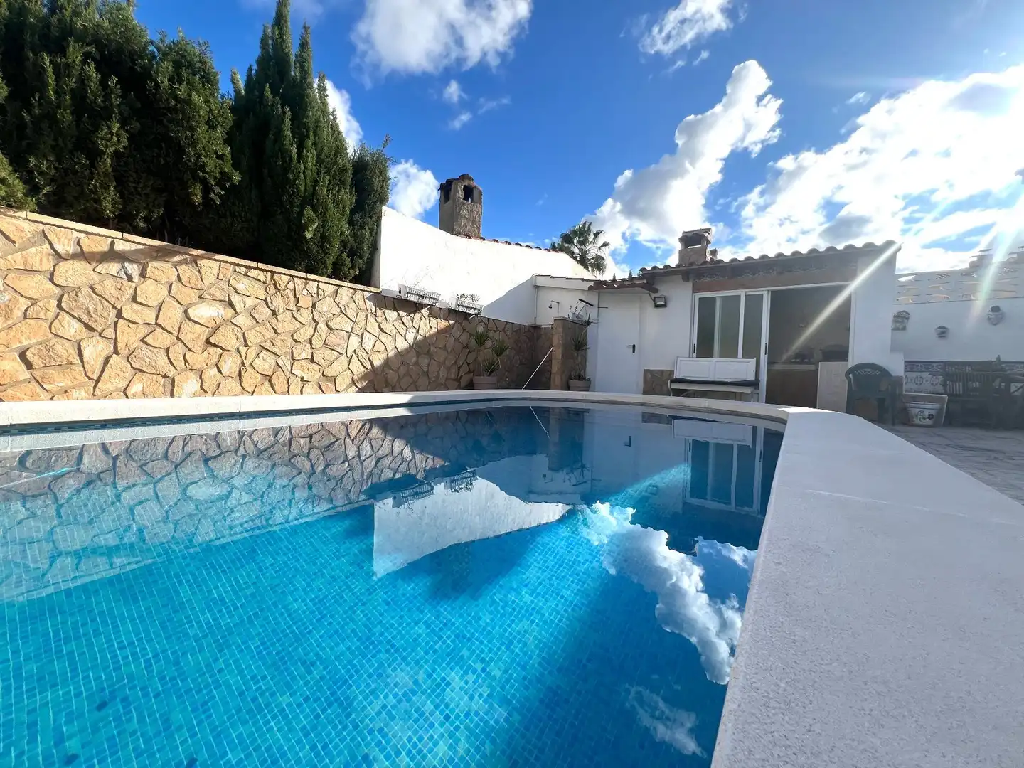 Schwimmbecken von Einfamilien-Reihenhaus zum Verkauf in San Vicente del Raspeig / Sant Vicent del Raspeig mit Klimaanlage, Heizung und Privatgarten