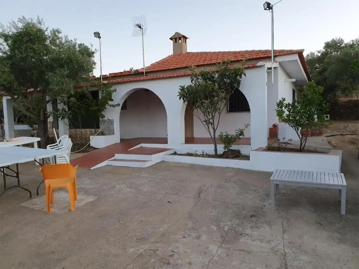 Außenansicht von Wohnung zum Verkauf in Casas de Millán mit Schwimmbad