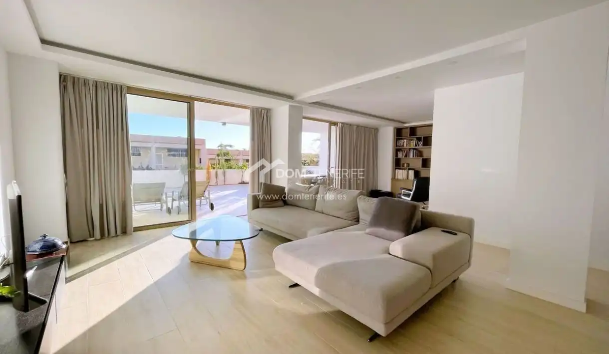 Sala de estar de Piso en venta en Adeje con Terraza, Piscina y Amueblado