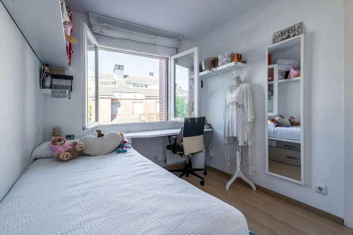 Schlafzimmer von Einfamilien-Reihenhaus zum Verkauf in Sant Joan Despí mit Klimaanlage und Balkon
