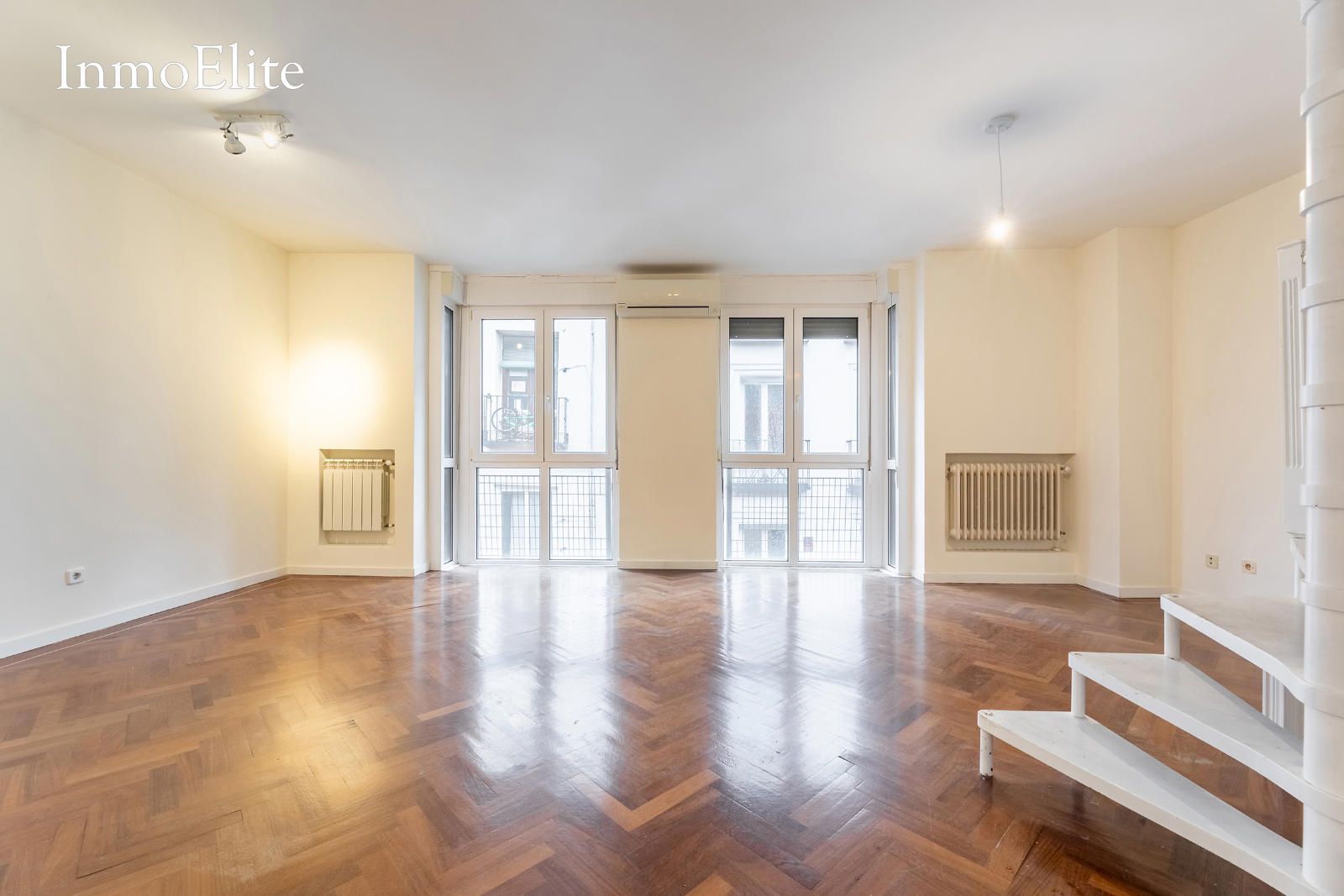 Sala de estar de Dúplex en venta en  Madrid Capital con Aire acondicionado, Calefacción y Parquet