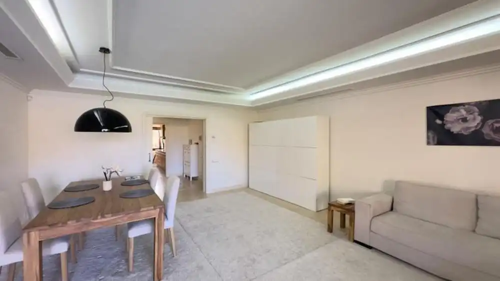 Sala d'estar de Apartament de lloguer en Estepona amb Aire condicionat, Terrassa i Piscina