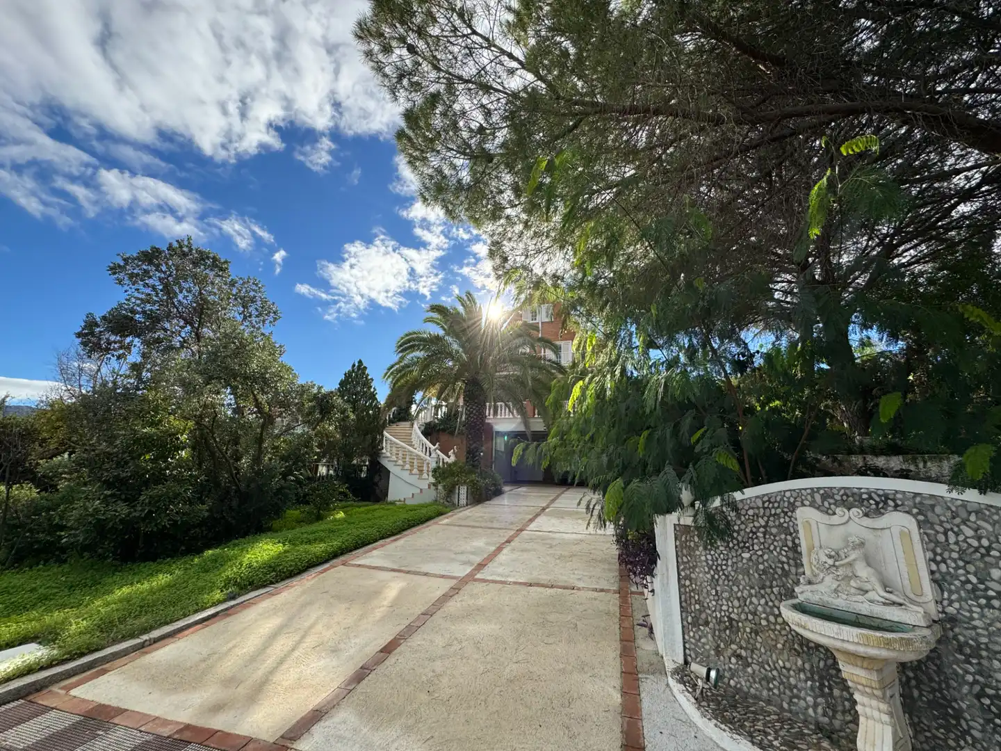 Vista exterior de Casa o xalet en venda en Alhaurín de la Torre amb Aire condicionat, Calefacció i Jardí privat