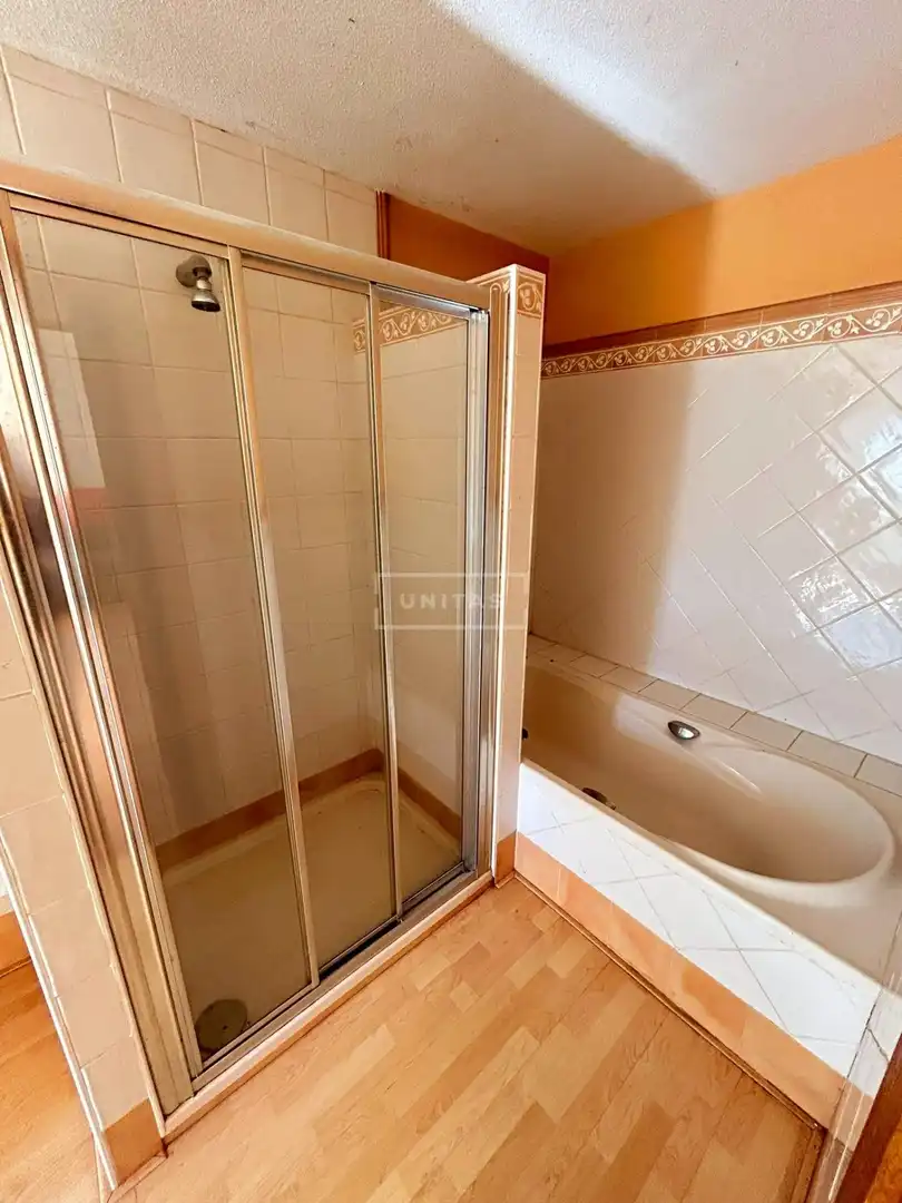 Bany de Casa o xalet en venda en Alicante / Alacant amb Aire condicionat, Jardí privat i Terrassa