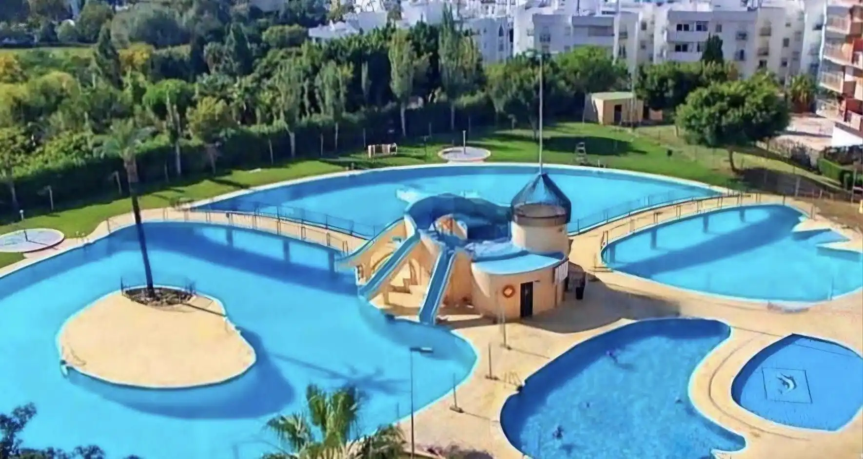 Piscina de Estudio en venta en Benalmádena con Terraza y Piscina comunitaria