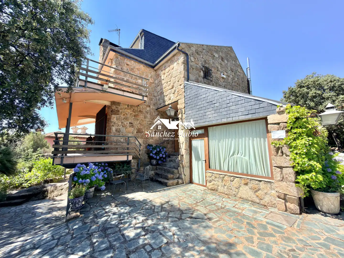 Vista exterior de Casa o xalet en venda en Torrelodones amb Calefacció, Jardí privat i Parquet