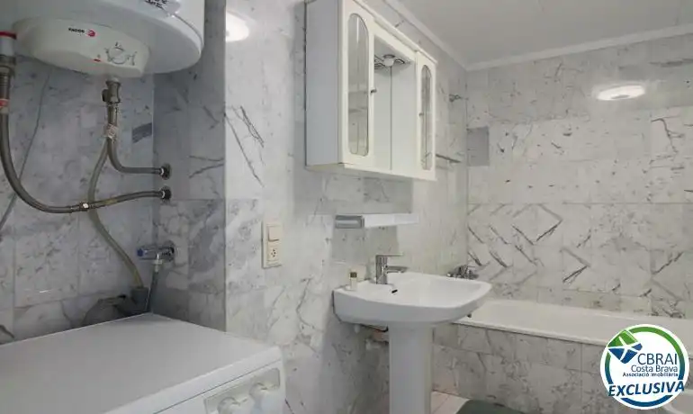 Baño de Apartamento en venta en Empuriabrava con Calefacción, Jardín privado y Piscina comunitaria