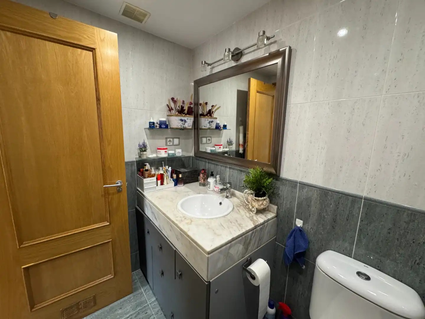 Bany de Pis en venda en Oviedo  amb Calefacció, Parquet i Traster