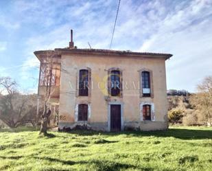 Vista exterior de Casa o xalet en venda en Oviedo  amb Jardí privat, Piscina i Balcó