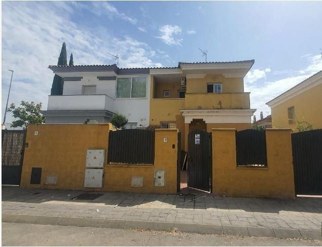 Vista exterior de Casa adosada en venda en Palomares del Río amb Jardí privat i Piscina
