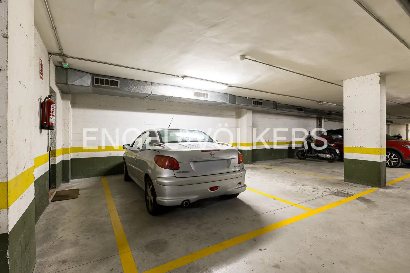 Parkplatz von Wohnung zum Verkauf in Sitges mit Heizung, Privatgarten und Terrasse