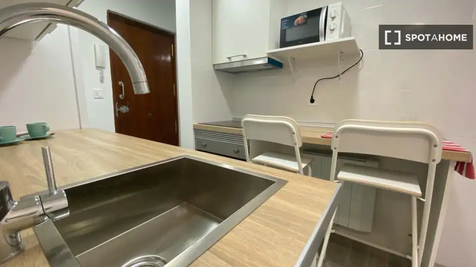 Cuina de Pis de lloguer en Madrid amb Aire condicionat, Calefacció i Moblat