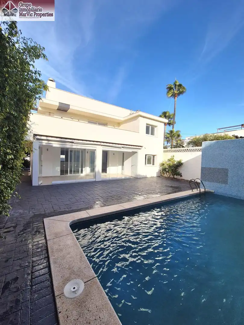 Casa aparellada amb terrassa en venda a L'Albir