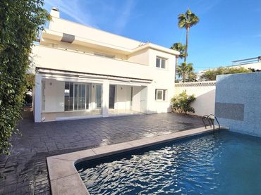 Casa aparellada amb balcó en venda a L'Albir