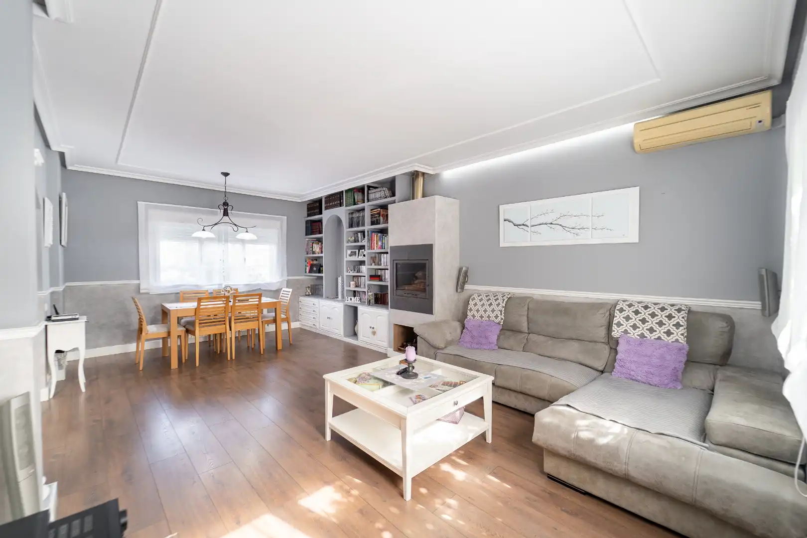 Sala de estar de Casa adosada en venta en La Torre de Esteban Hambrán con Aire acondicionado, Calefacción y Jardín privado