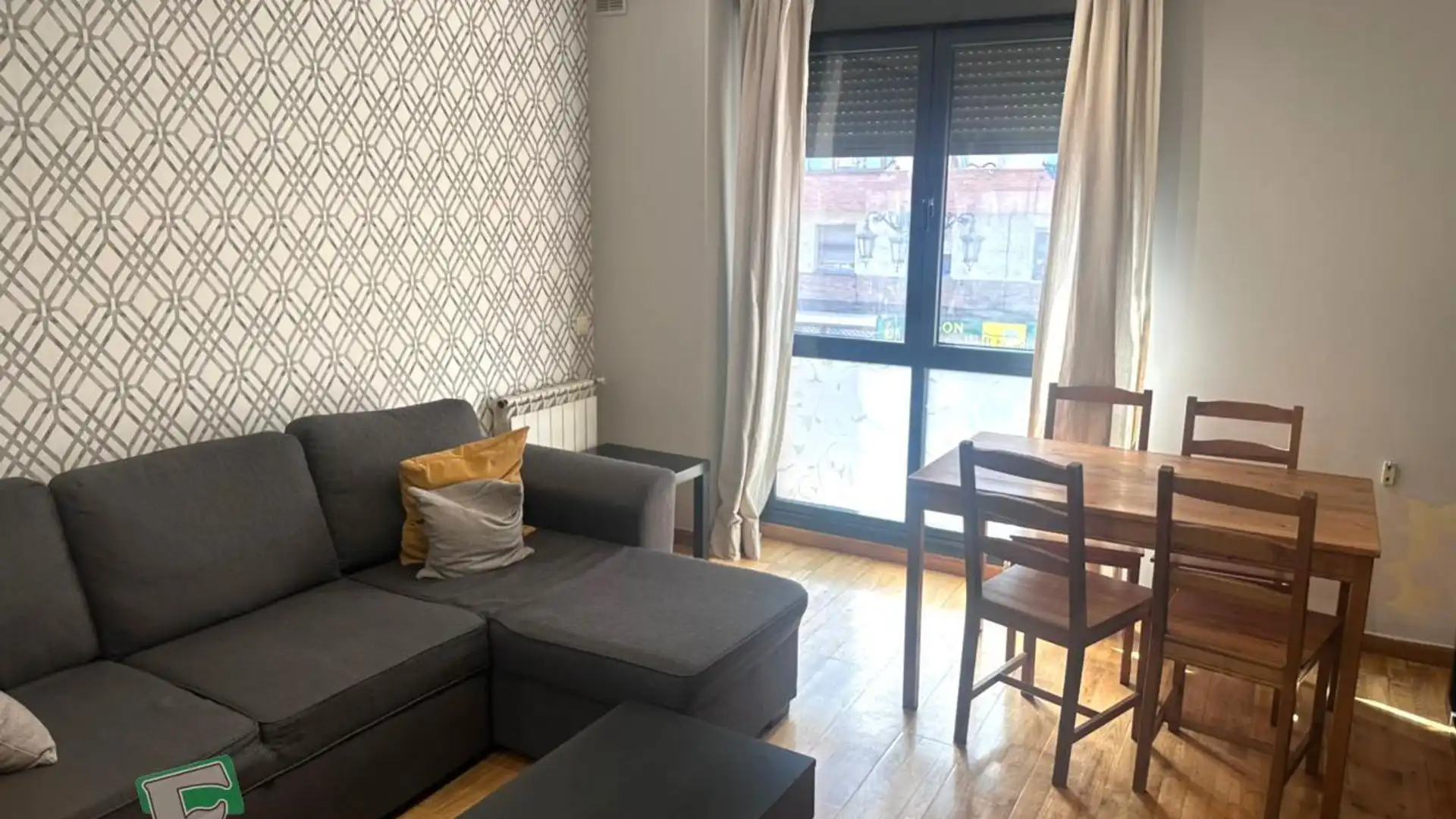 Sala d'estar de Pis en venda en Oviedo  amb Calefacció i Moblat