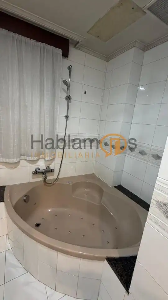 Baño de Piso en venta en Pontevedra Capital  con Calefacción, Parquet y Trastero