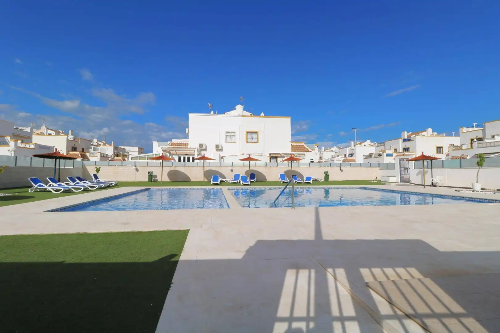 Piscina de Piso en venta en Torrevieja con Jardín privado, Amueblado y Piscina comunitaria