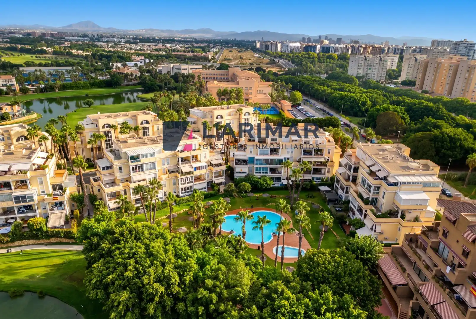 Vista exterior de Planta baixa en venda en Alicante / Alacant amb Terrassa i Piscina comunitària